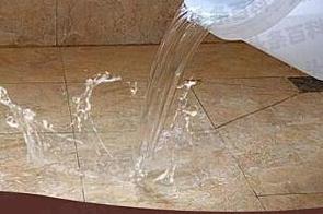 岳塘漏水维修 免砸砖防水材料该如何施工